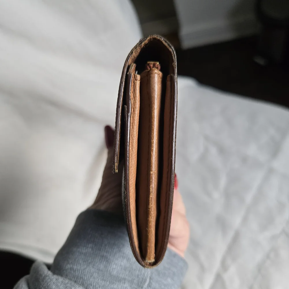 Louis Vuitton Monogram Sarah Wallet - Picture 4 of 13